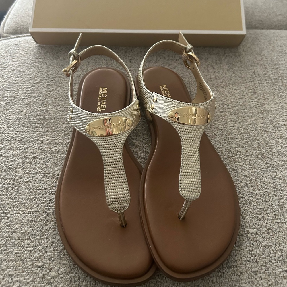 Michael Kors Thong Sandal in Gold. Size 5.5